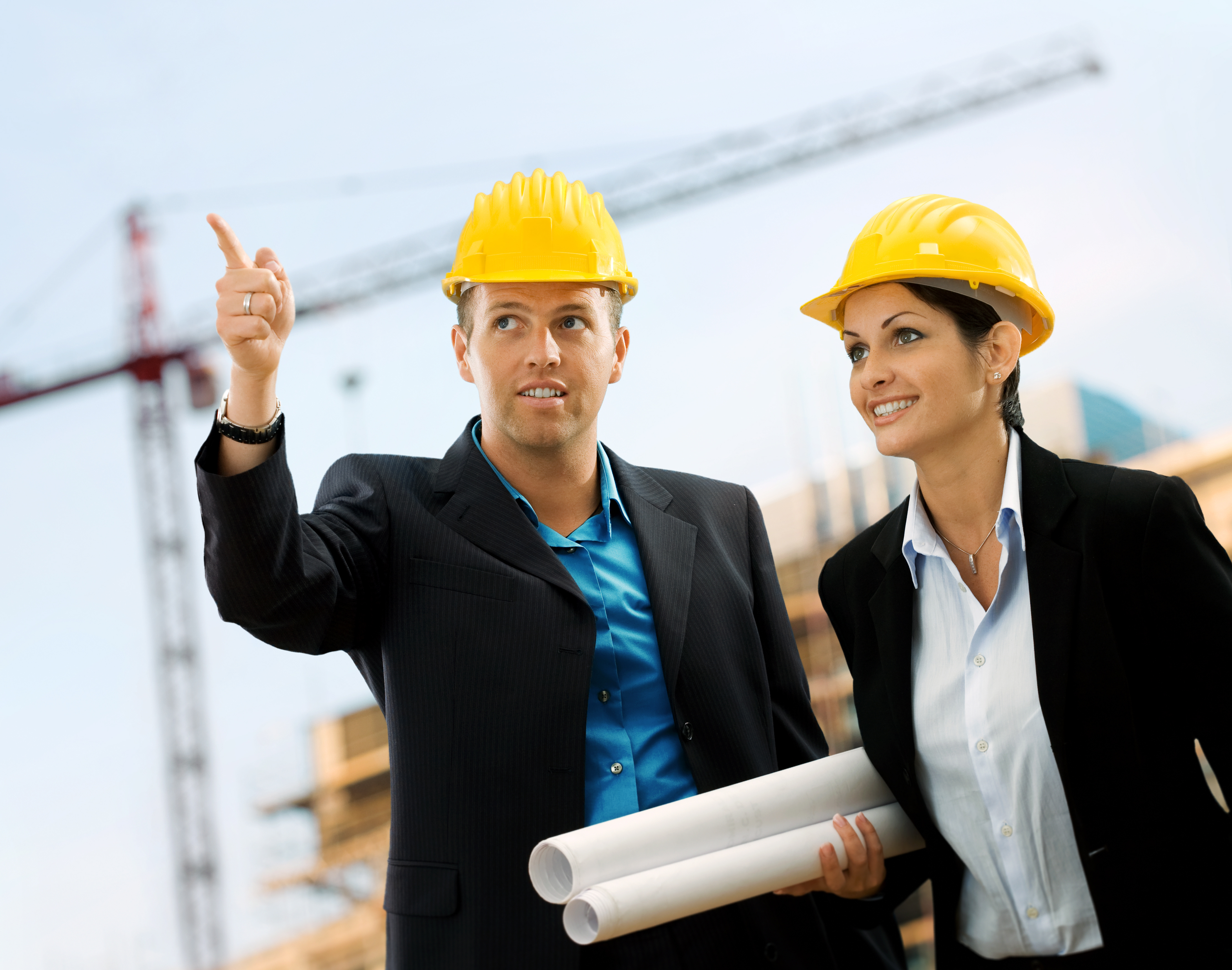 Zwei Personen auf einer Baustelle