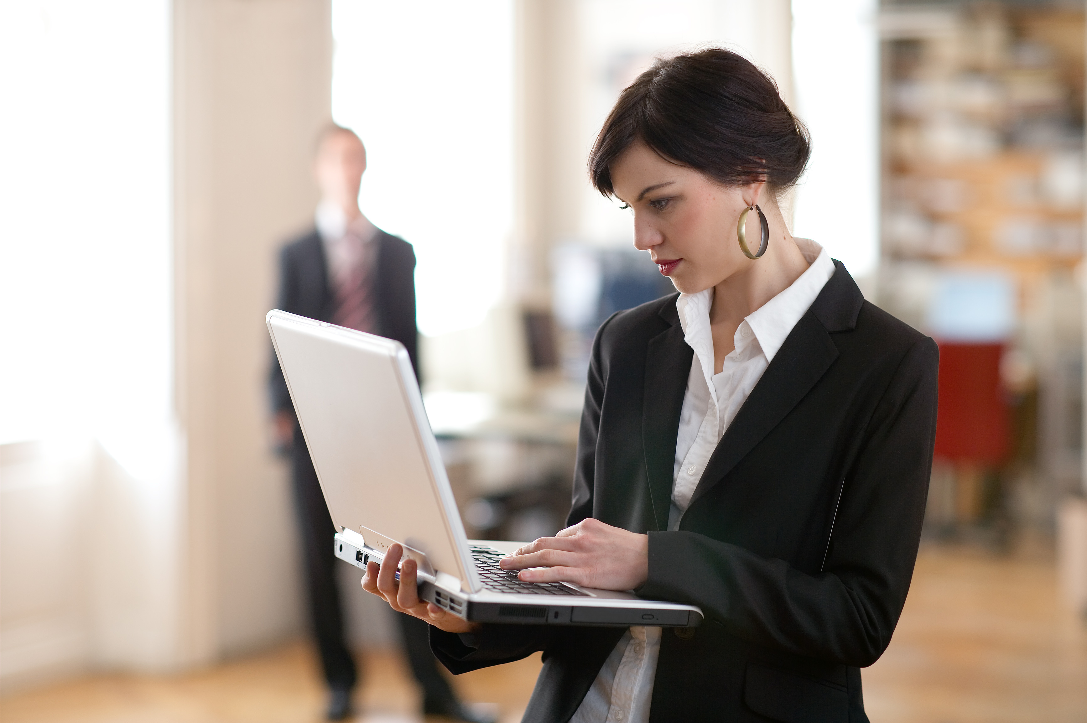Frau mit Laptop