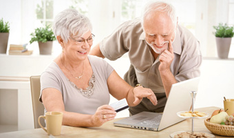 Bild mit einem älteren Paar vor einem Laptop